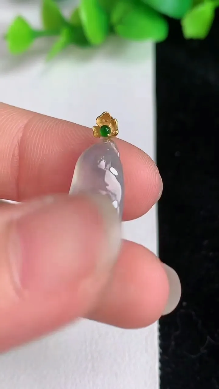 天然A货翡翠种飘花福豆吊坠，尺寸21.3-10-5.3，重量:2.50g
6月16日