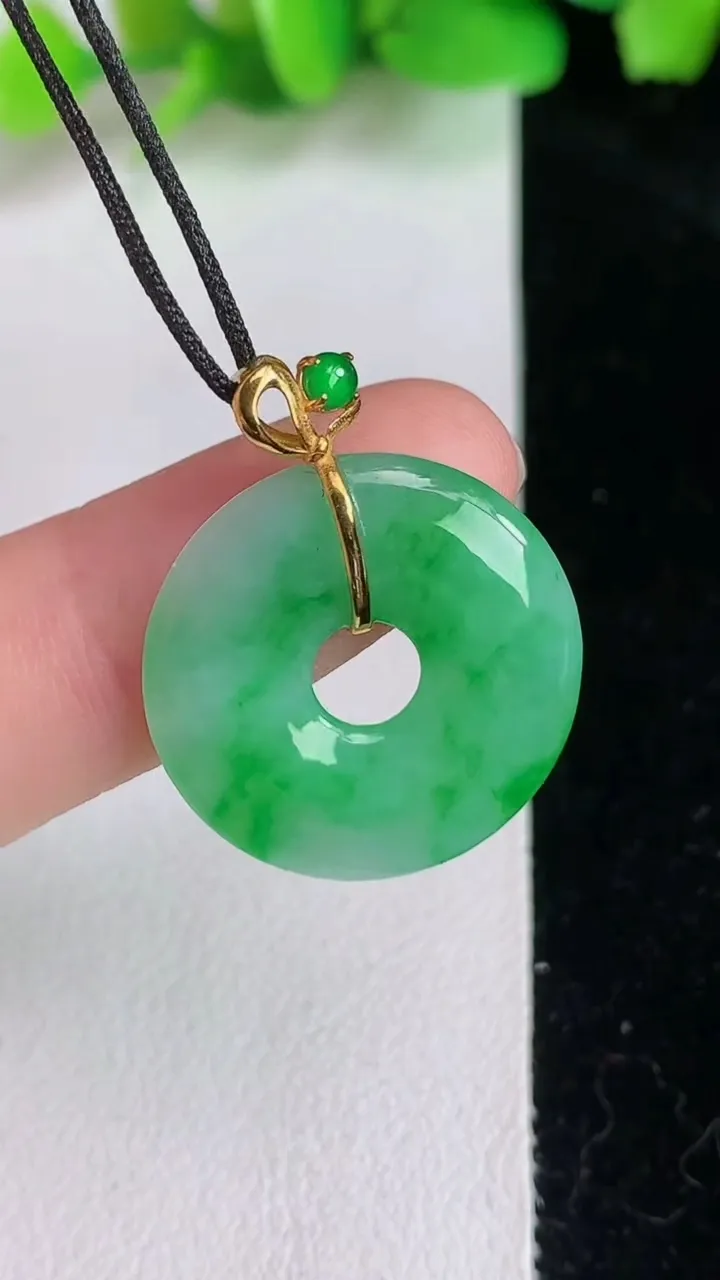天然A货翡翠平安扣吊坠，尺寸20.8-3.3，重量:2.99g
6月16日