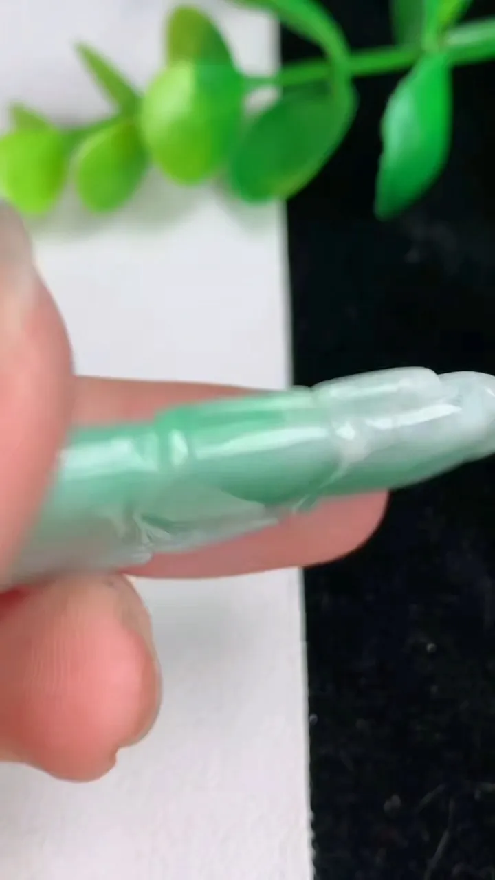 天然A货翡翠节节高升 竹节吊坠，尺寸44-20-5.5，重10.89g
6月16日
