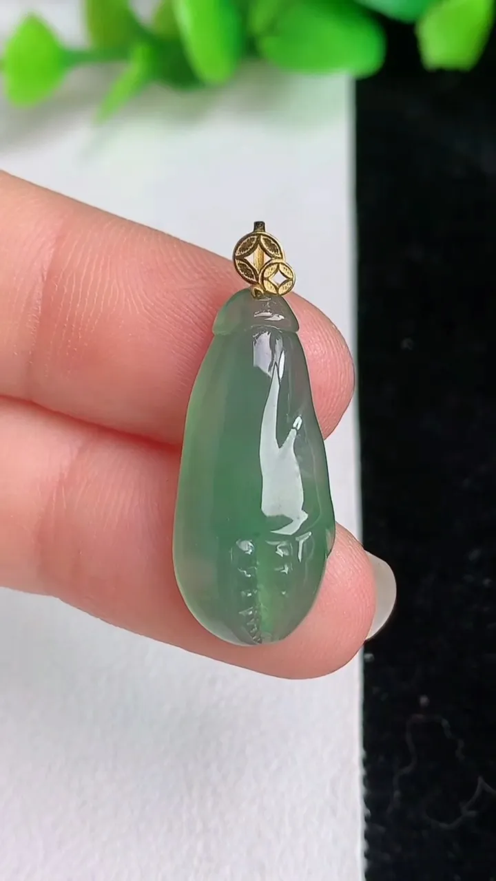 天然A货翡翠蟹钳吊坠，尺寸25.6-10.6-4，重量:2.22g
6月16日