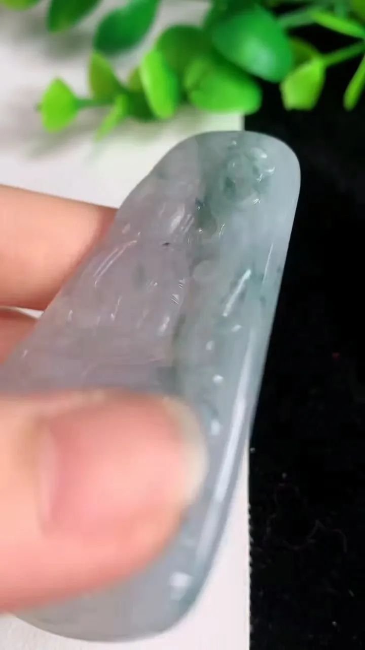 天然A货翡翠飘花大势至观音菩萨吊坠，尺寸64.8-40.2-4.2，重量:23.19g
6月16日
