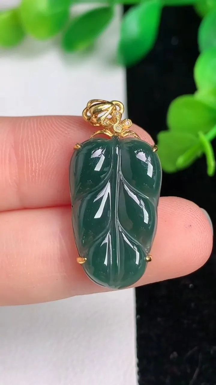 天然A货翡翠18k金蓝水金枝玉叶 叶子吊坠，尺寸29-23-14.5-4.5，重:2.56g
6月1