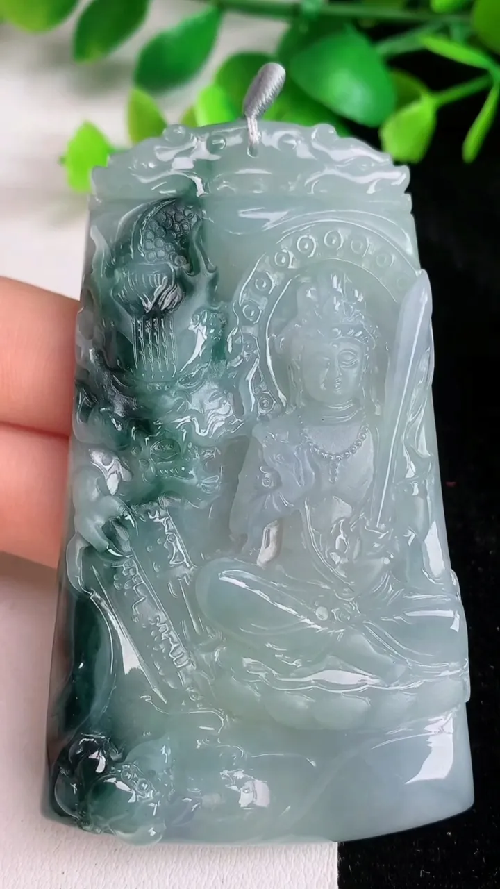 天然A货翡翠文殊菩萨吊坠，尺寸77-45.2-6.2，重量:52.80g
6月16日
