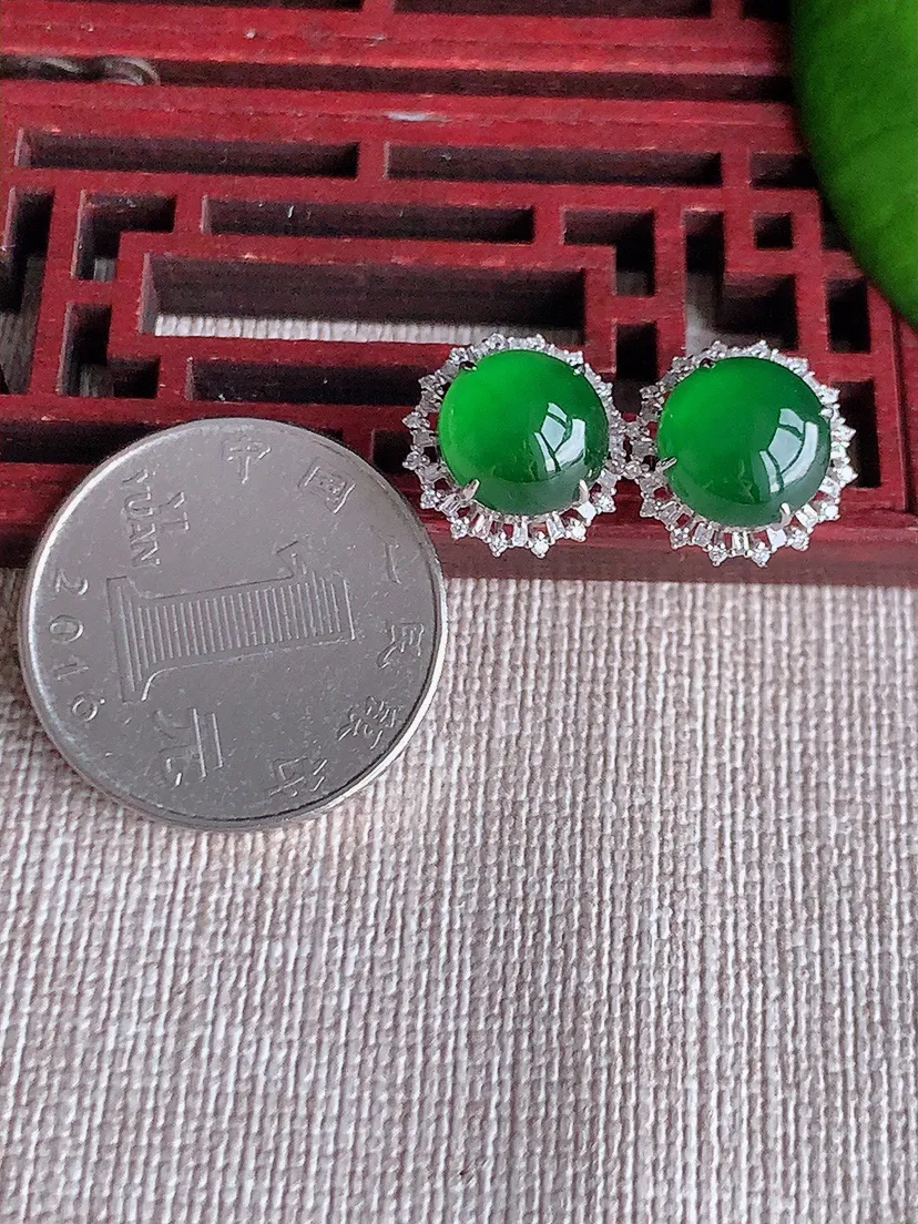 天然A货翡翠18K金伴钻镶嵌满绿蛋面耳钉 尺寸9.4mm 重量3.36g 0615