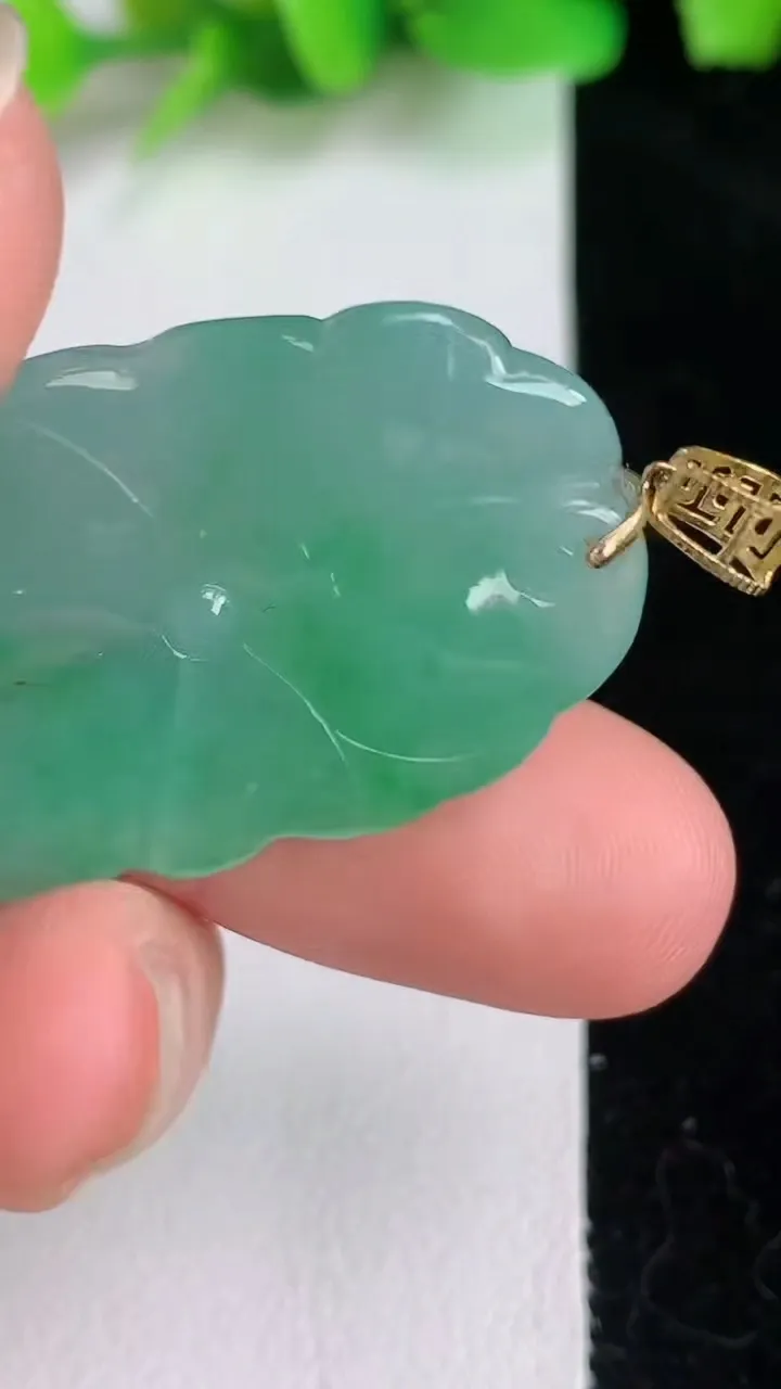 天然A货翡翠年年有余 荷叶鱼吊坠，尺寸33-21-6.5，重量:9.57g
6月16日