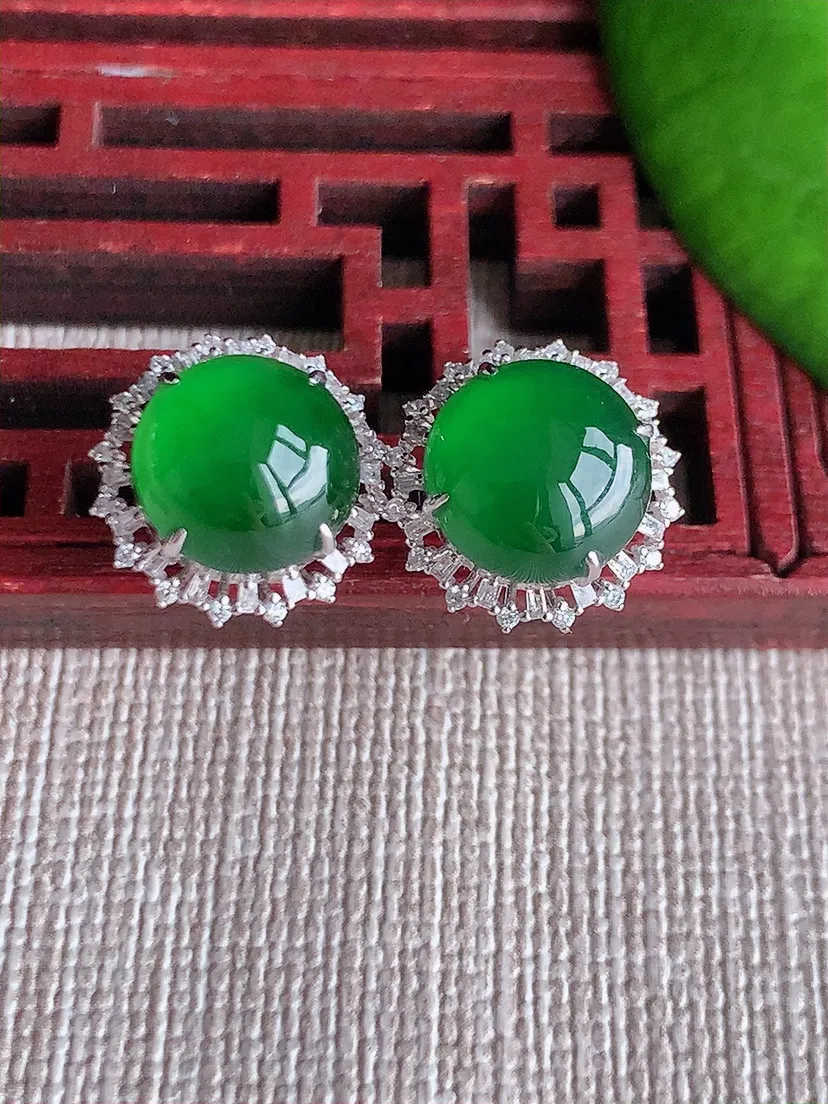 天然A货翡翠18K金伴钻镶嵌满绿蛋面耳钉 尺寸9.4mm 重量3.36g 0615