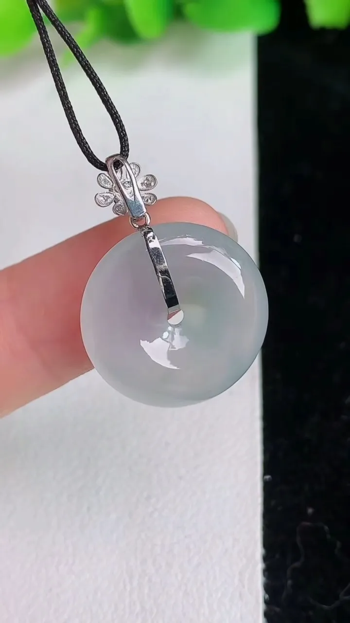天然A货翡翠平安扣吊坠，尺寸17.8-4.4，重量:3.40g
6月16日