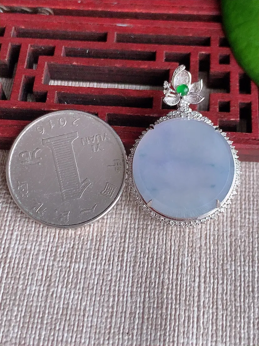 天然A货翡翠18K金伴紫罗兰飘花无事牌吊坠尺寸32.3×22.4×8裸石19.6m量5.59g 0615