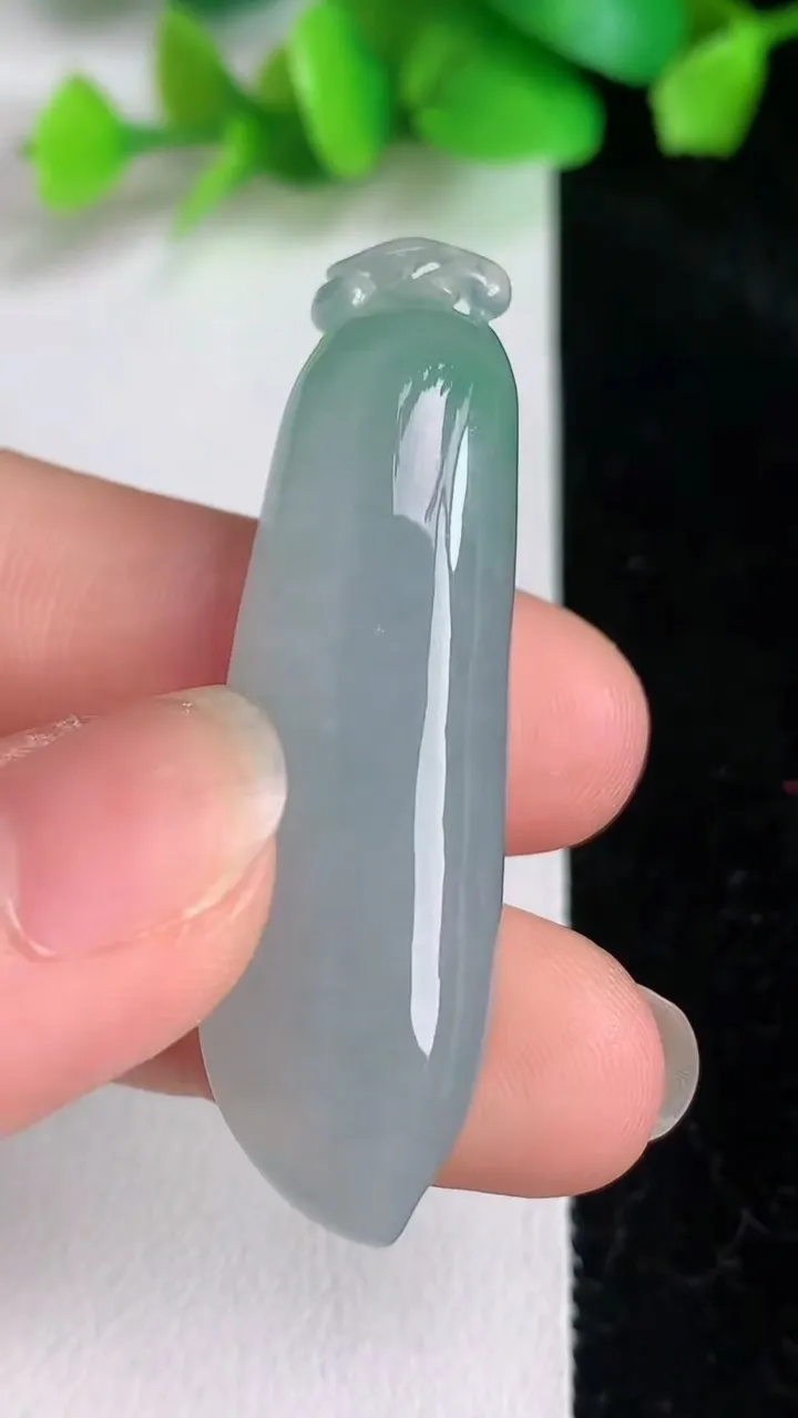 天然A货翡翠福瓜吊坠，尺寸45.4-14.6-11.7，重量:13.93g
6月16日
