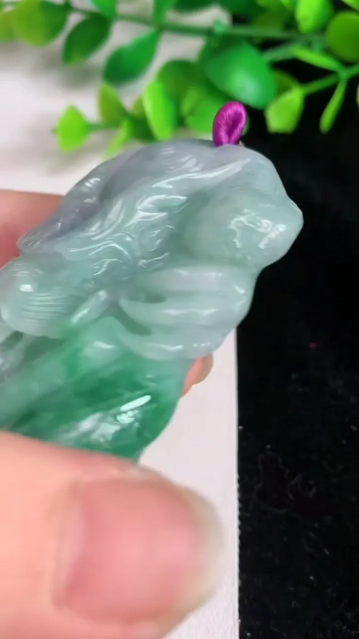 天然A货翡翠春带彩紫罗兰龙牌吊坠，尺寸66.8-47-16.8，重量:103.73g
6月16日