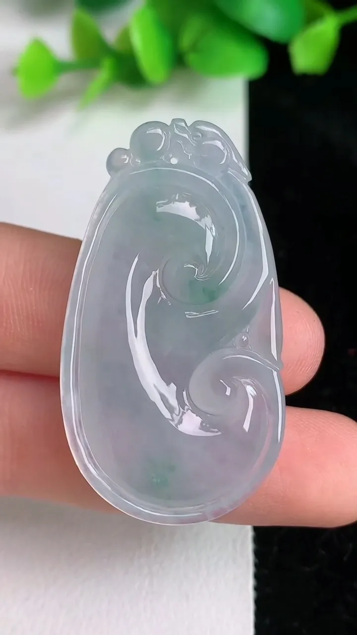 天然A货翡翠如意吊坠，尺寸42.4-23-5.6，重量:10.00g
6月16日
