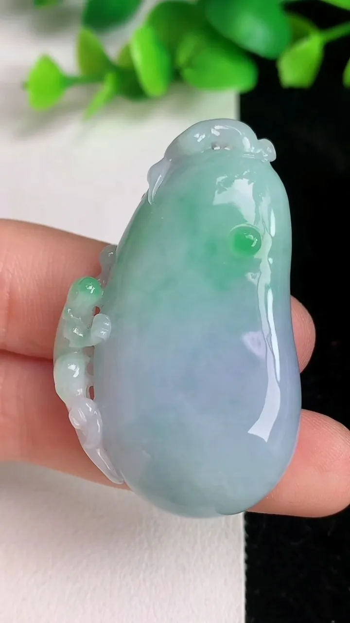 天然A货翡翠春带彩紫罗兰福瓜吊坠，尺寸46-29.4-11，重量:25.95g
6月16日