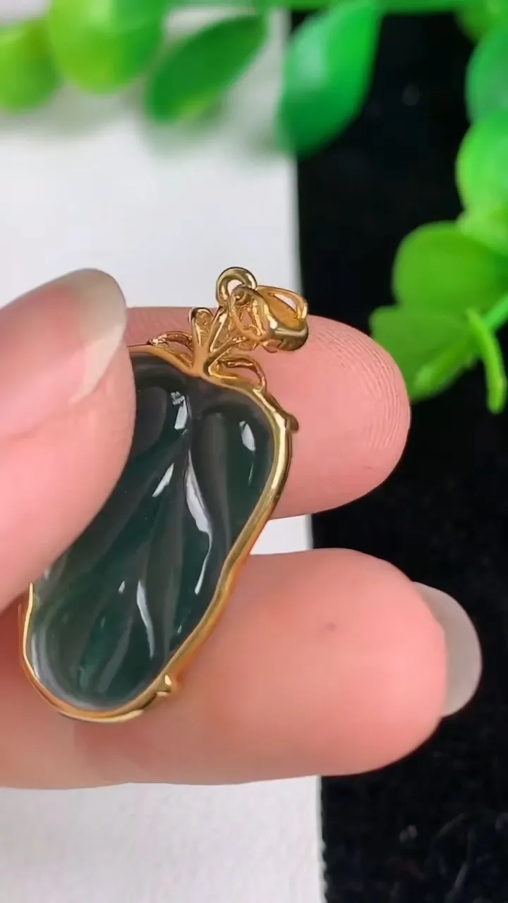天然A货翡翠18k金蓝水金枝玉叶 叶子吊坠，尺寸29-23-14.5-4.5，重:2.56g
6月16日