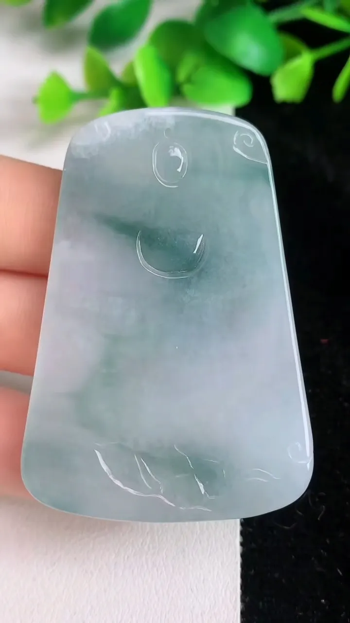 天然A货翡翠飘花阿弥陀佛吊坠，尺寸56-39.6-5.2，重量:28.37g
6月16日