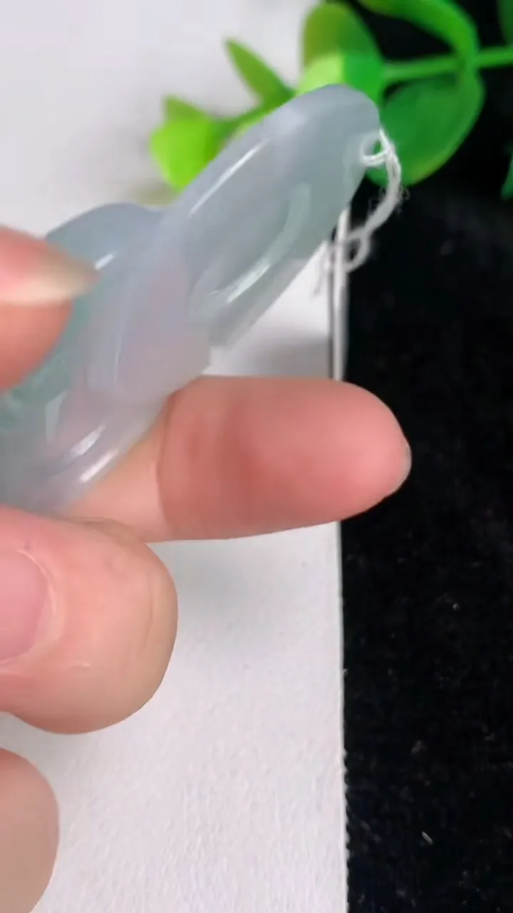 天然A货翡翠正装观音菩萨吊坠，尺寸67.2-41.6-5.3，重量:30.34g
6月17日
