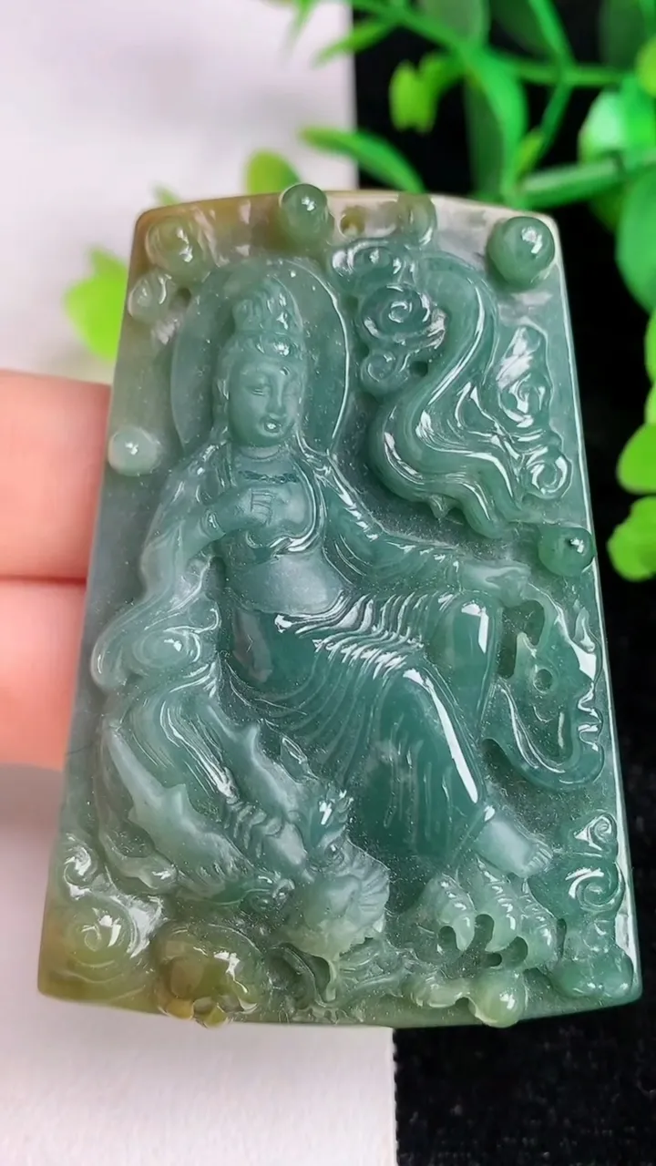 天然A货翡翠双彩蓝水御龙观音菩萨吊坠，尺寸62-45-8，重:43.11g
6月17日