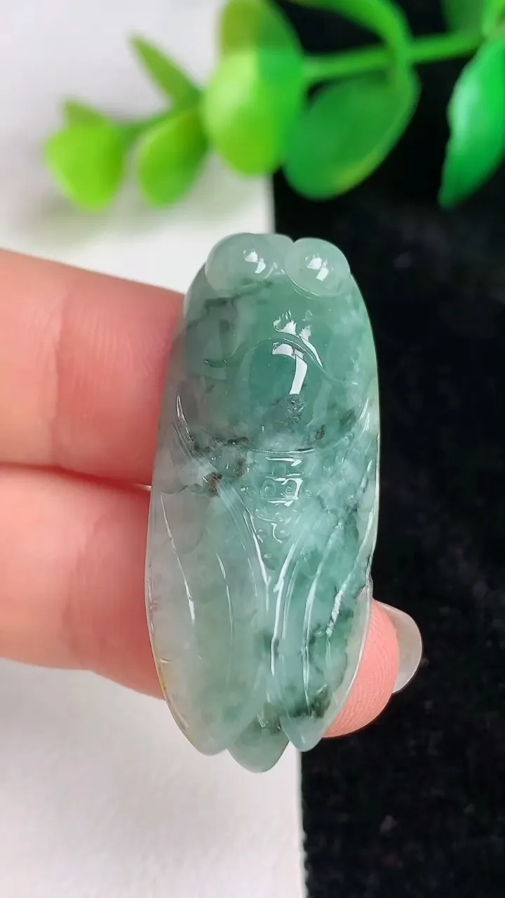 天然A货翡翠飘花一鸣惊人吊坠，尺寸36.8-16-9，重量:7.88g
6月17日