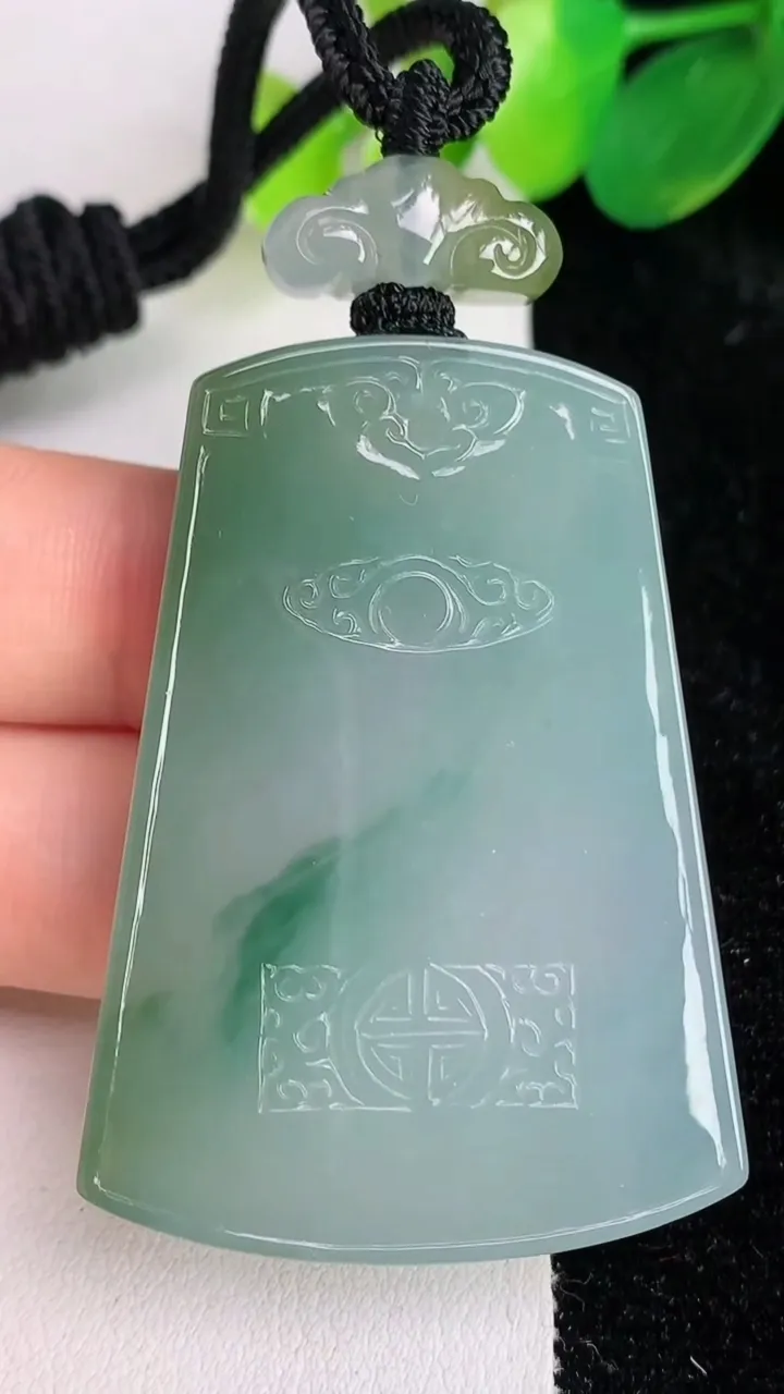 天然A货翡翠种飘花仿古无事牌吊坠，尺寸48.4-35.5-6.5，重量:35.38g
6月17日