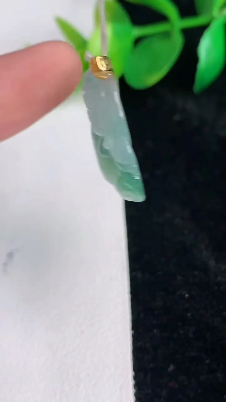 天然A货翡翠种飘花佛公吊坠，尺寸22.3-26.3-5.5，重量:4.92g
6月17日