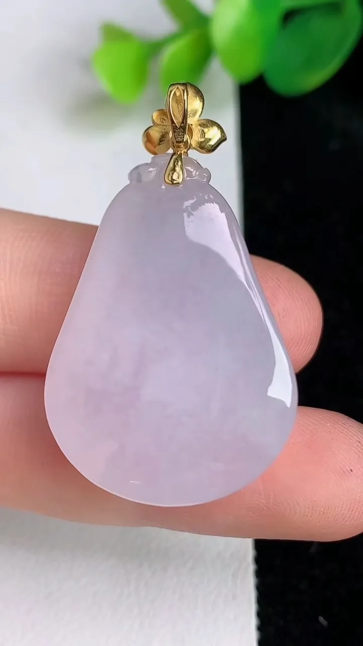 天然A货翡翠种白冰福瓜吊坠，尺寸31.6-22.7-10.7，重量:12.78g
6月17日