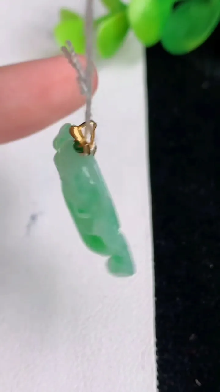 天然A货翡翠佛公吊坠，尺寸24.2-27.6-5.6，重量:5.80g
6月17日