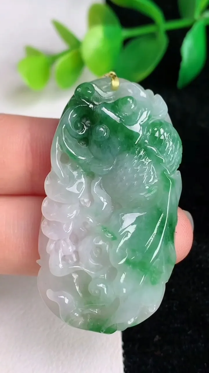 天然A货翡翠年年有余吊坠，尺寸46.8-25-7，重量:16.25g
6月17日