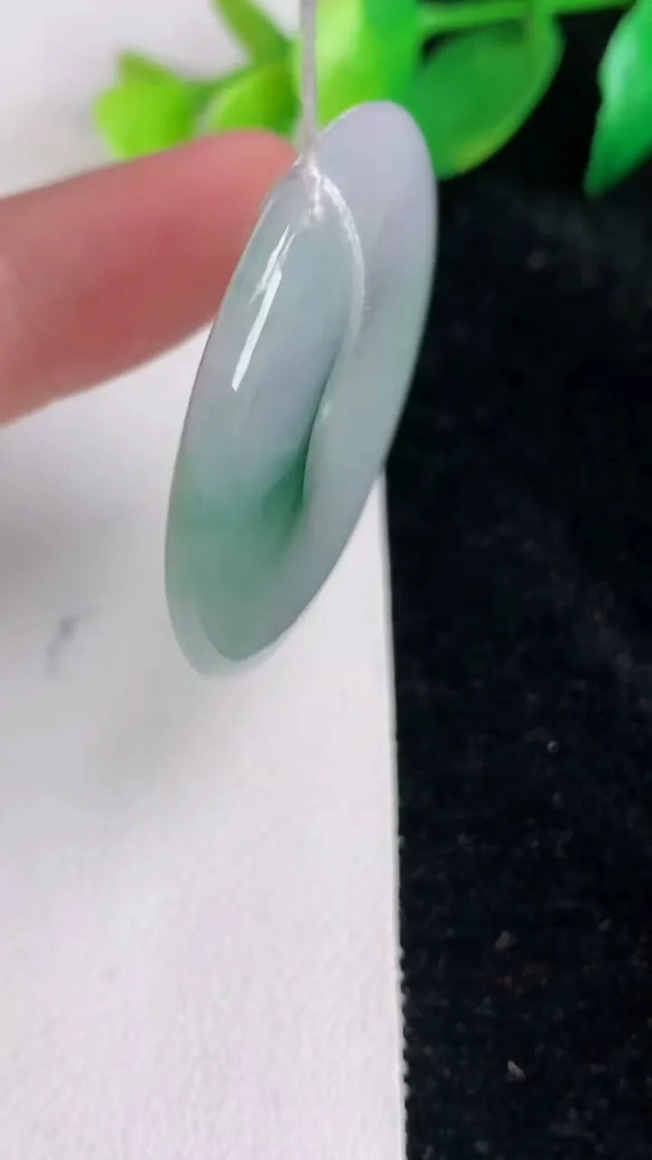 天然A货翡翠飘花平安扣吊坠，尺寸36-5.5，重量:15.20g
6月17日