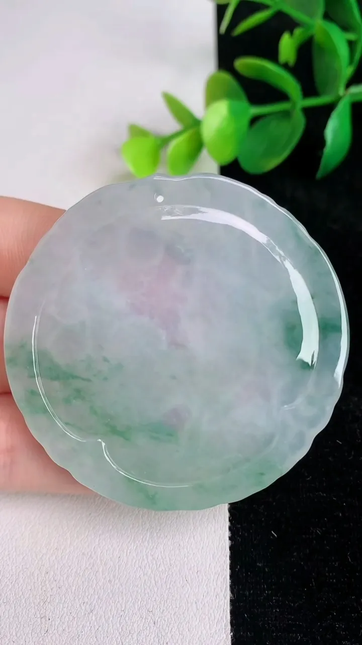 天然A货翡翠冰种飘花生肖鸡吊坠，尺寸53-53.7-4.3，重量:27.00g
6月17日