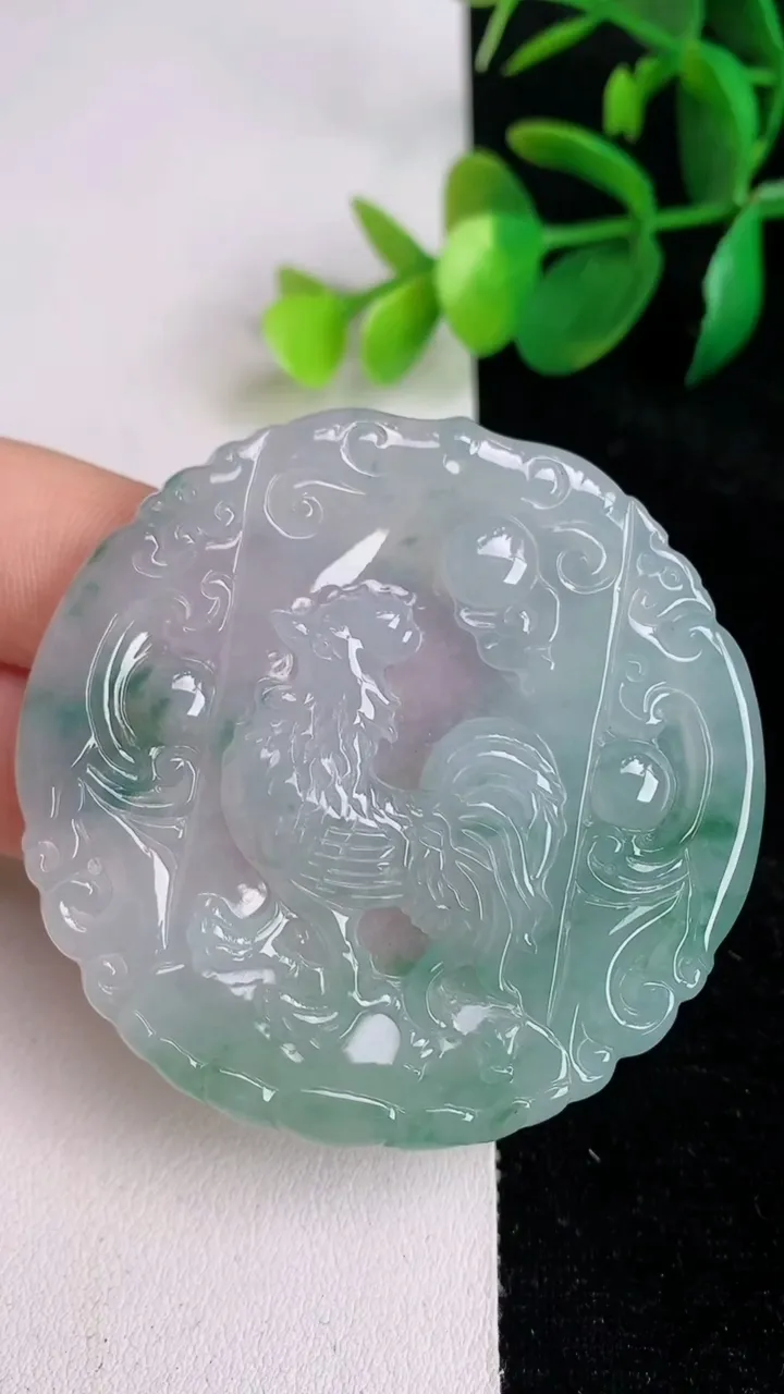 天然A货翡翠冰种飘花生肖鸡吊坠，尺寸53-53.7-4.3，重量:27.00g
6月17日