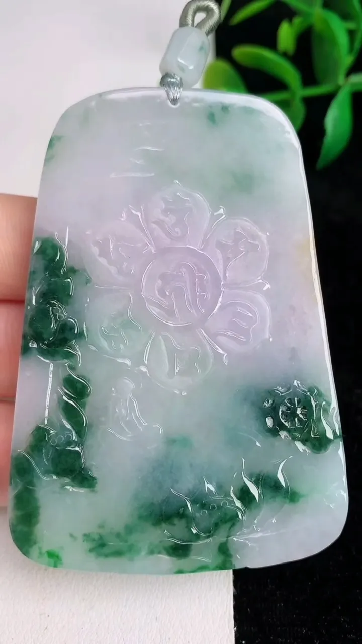 天然A货翡翠飘花虚空藏菩萨吊坠，尺寸71.2-50.3-5，重量:42.70g
6月17日