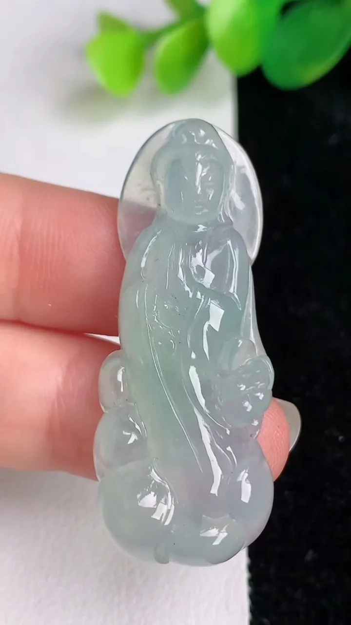 天然A货翡翠观音菩萨吊坠，尺寸43.8-17.7-6.5，重量:9.24g
6月17日