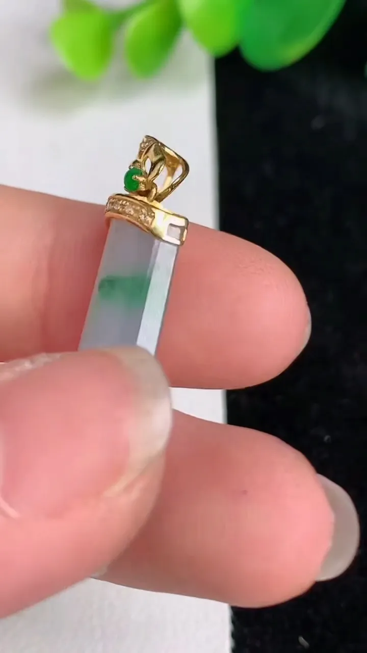 天然A货翡翠种飘花平安柱吊坠，尺寸35.8-28.8-9.8-4.8，重量:4.00g
6月17日