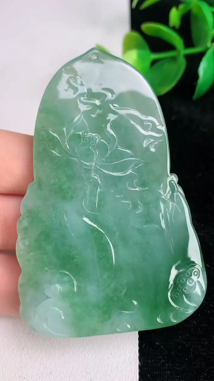 天然A货翡翠文殊菩萨吊坠，尺寸70.2-46-6.2，重量:40.59g
6月17日