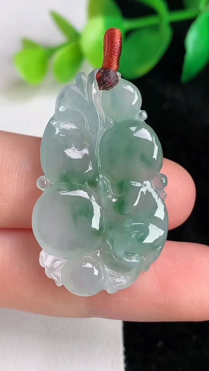 天然A货翡翠冰种飘花灵猴献瑞吊坠，尺寸35-21.4-4.5，重量:6.40g
6月17日