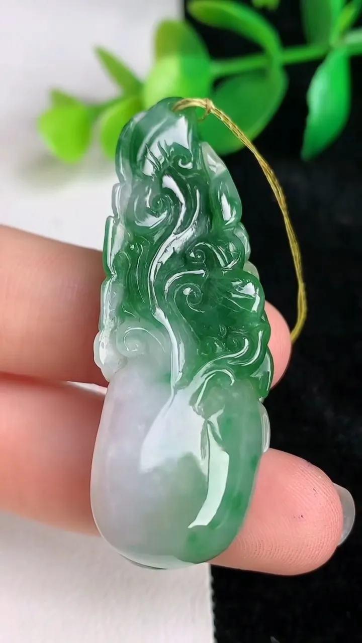 天然A货翡翠花开富贵 葫芦吊坠，尺寸49.8-18-12，重量:16.11g
6月17日