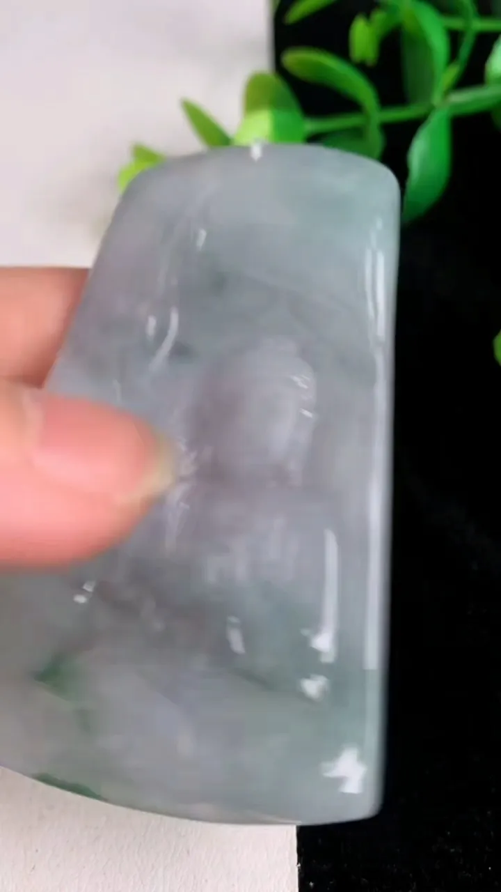 天然A货翡翠飘花大日如来吊坠，尺寸69.2-45-5，重量:35.58g
6月17日