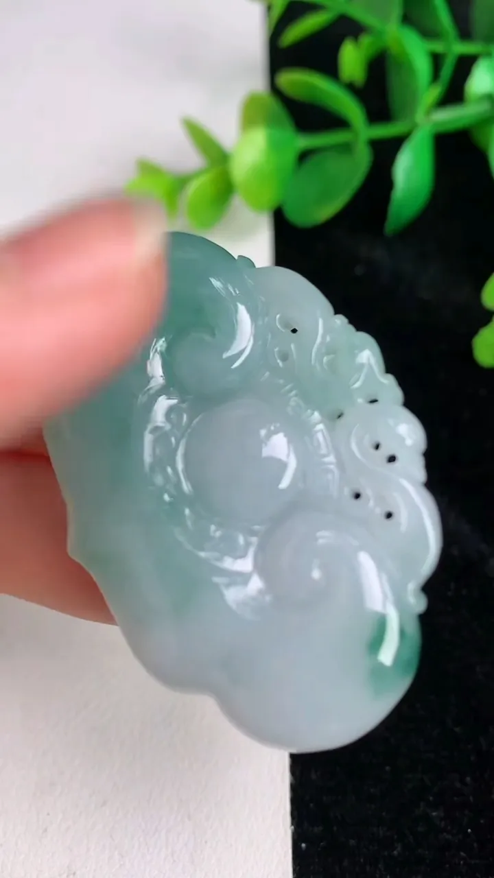 天然A货翡翠如意锁吊坠，尺寸50-33.2-10.3，重量:29.40g
6月17日
