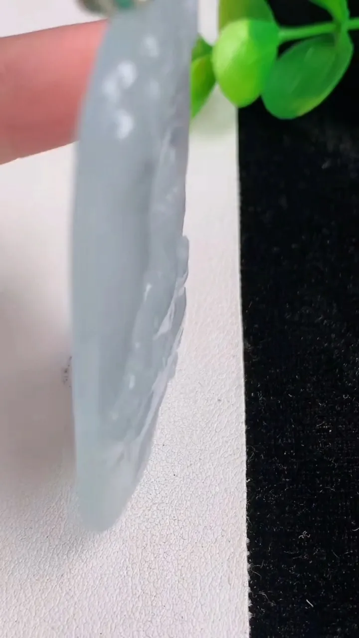 天然A货翡翠种白冰大势至菩萨吊坠，尺寸65.2-34-5，重量:31.71g
6月17日