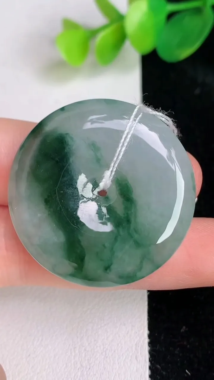 天然A货翡翠冰种飘花平安扣吊坠，尺寸33.7-5.8，重量:14.25g
6月17日