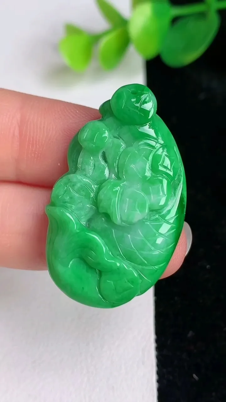 天然A货翡翠年年有余吊坠，尺寸35.7-22-5.5，重量:8.10g
6月17日