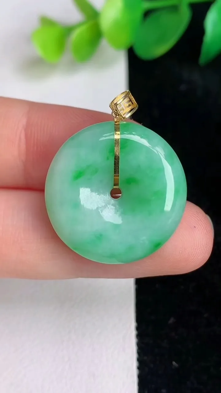 天然A货翡翠平安扣吊坠，尺寸22.7-5.2，重量:5.78g
6月17日