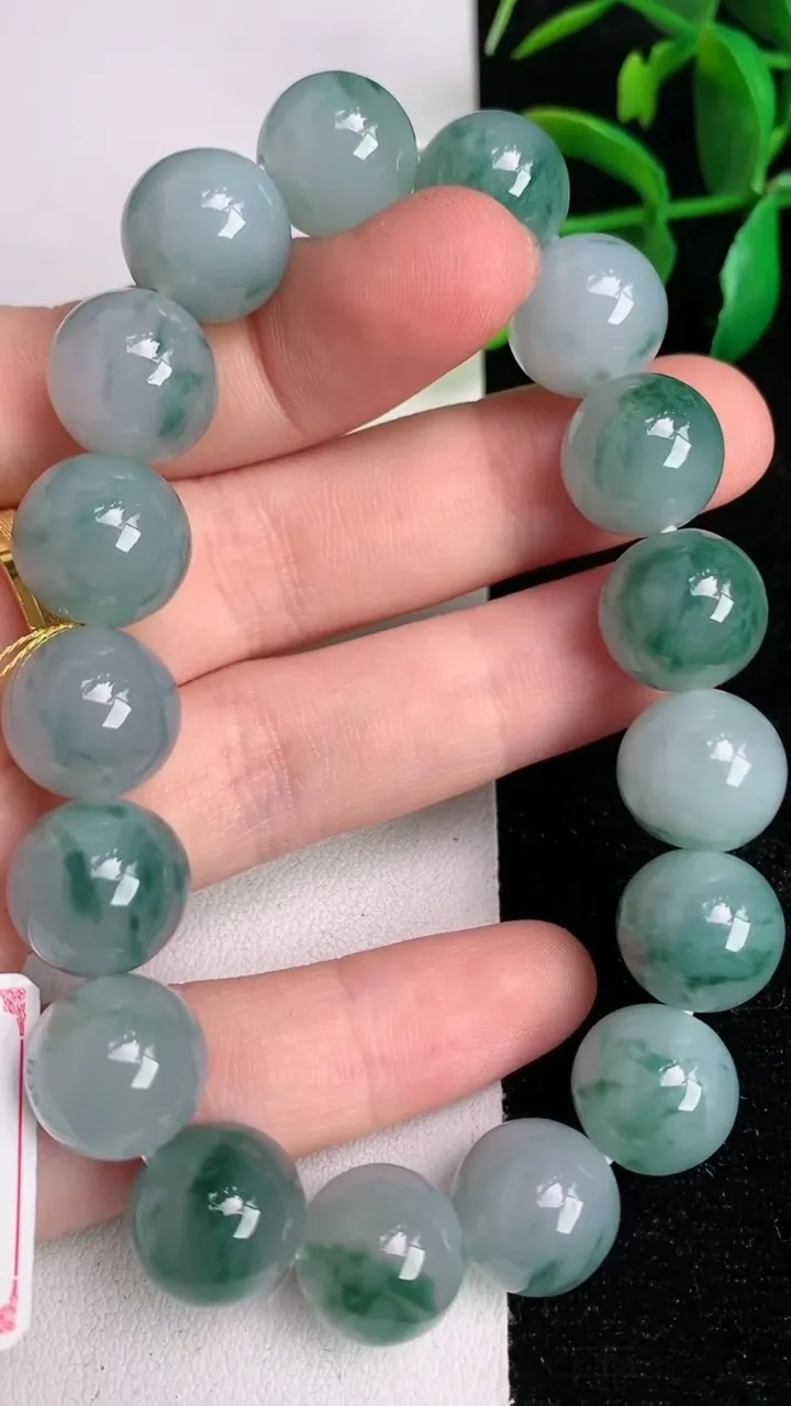 天然A货翡翠种飘花圆珠手串17颗，尺寸12.4，重量:56.86g6月17日
工厂直销收藏佳品,种好水足，色泽均匀，有种有色，上手高大气！