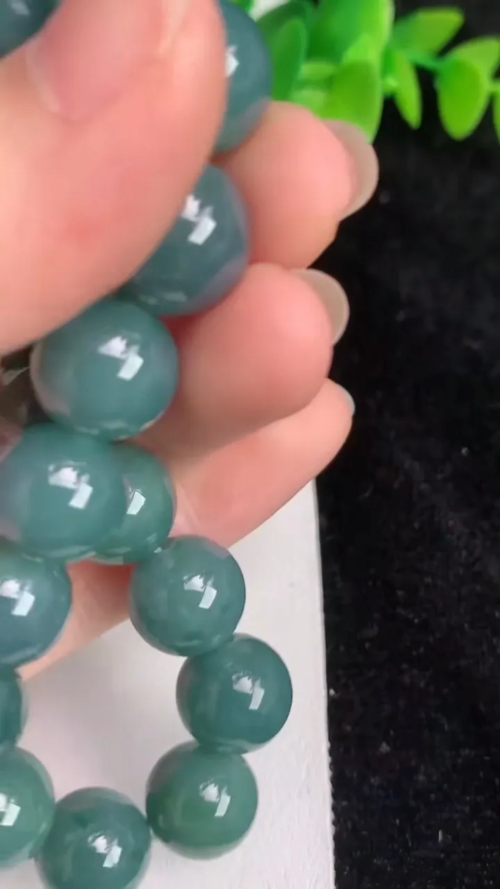 天然A货翡翠圆珠手串，尺寸12，重:48.73g6月17日
工厂直销收藏佳品,种好水足，色泽均匀，有种有色，上手高大气！