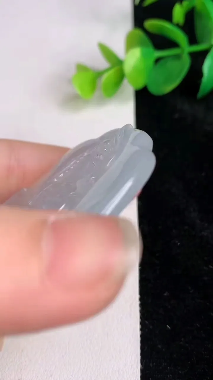 天然A货翡翠种飘花文殊菩萨吊坠，尺寸53-49.3-4.8，重量:29.10g
6月17日