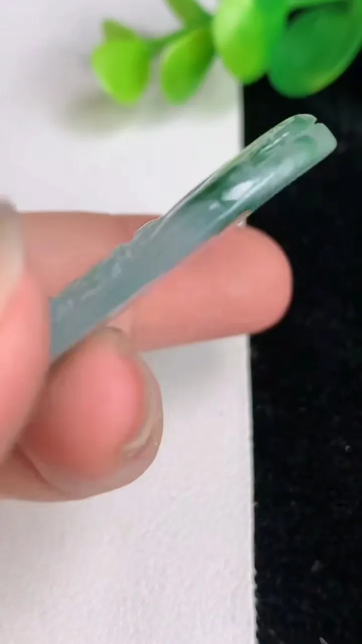 天然A货翡翠牌吊坠，尺寸50.7-29.3-5，重量:16.92g
6月17日