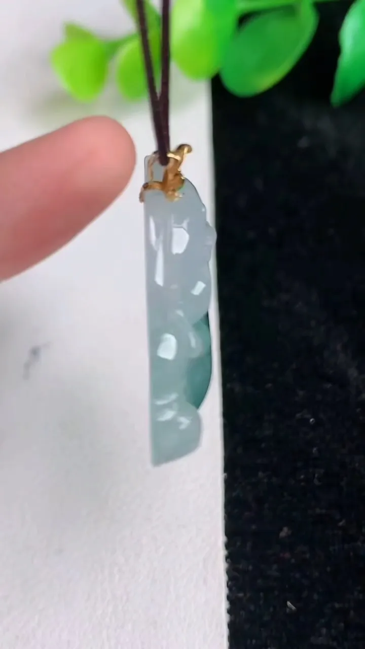 天然A货翡翠种飘花佛公吊坠，尺寸30-32.5-6.4，重量:9.62g
6月17日