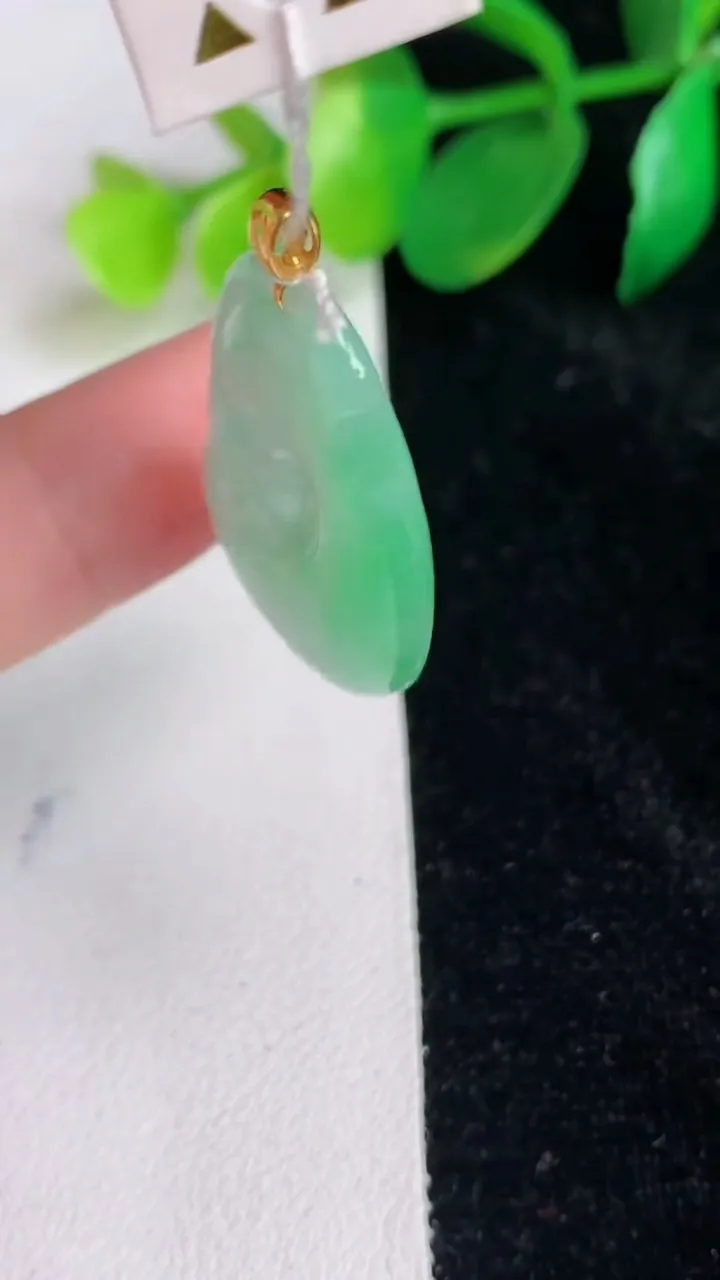 天然A货翡翠如意吊坠，尺寸29.8-18.4-3.2，重量:3.73g
6月17日