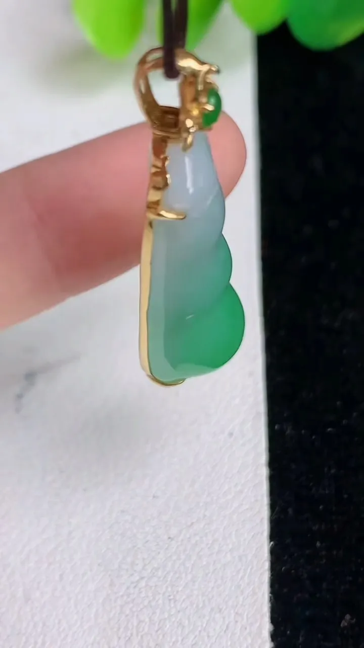 天然A货翡翠福豆吊坠，尺寸40.3-31.3-11.6-8.8，重量:6.23g
6月17日