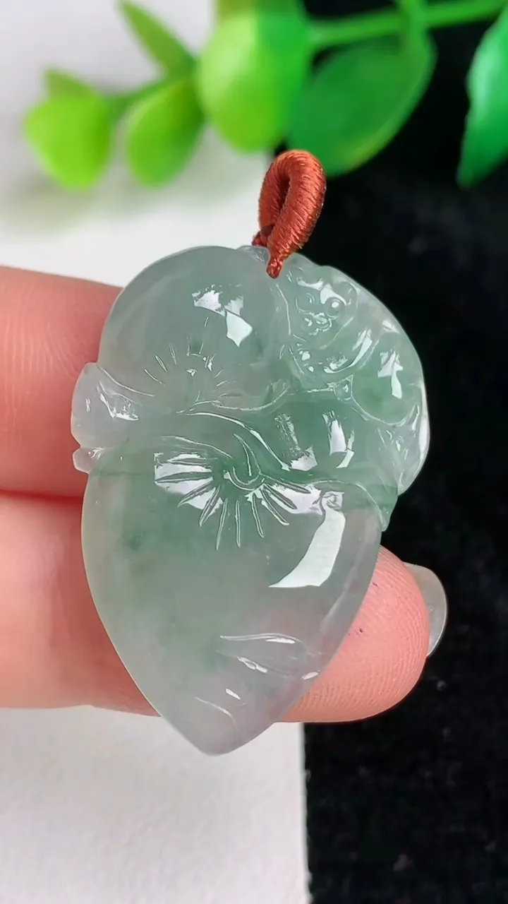 天然A货翡翠冰种飘花灵猴献瑞 寿桃吊坠，尺寸31.7-22.8-4，重量:5.48g
6月17日