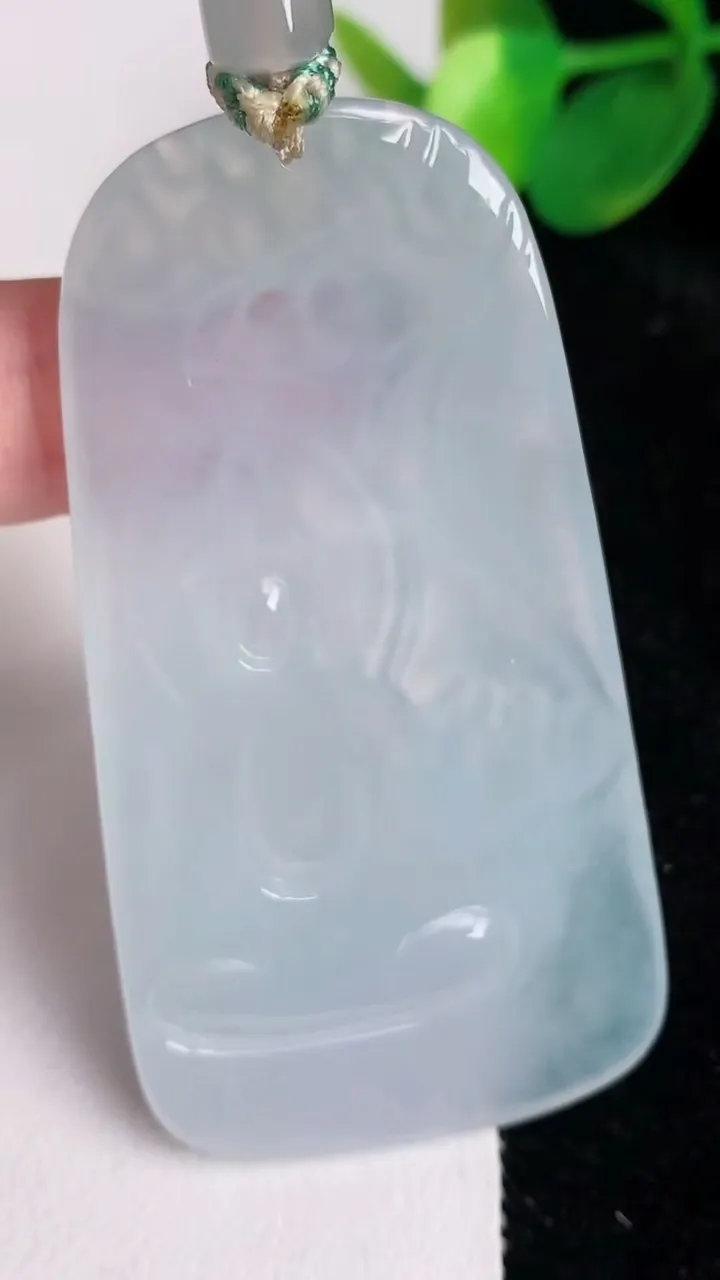 天然A货翡翠种白冰大势至菩萨吊坠，尺寸65.2-34-5，重量:31.71g
6月17日